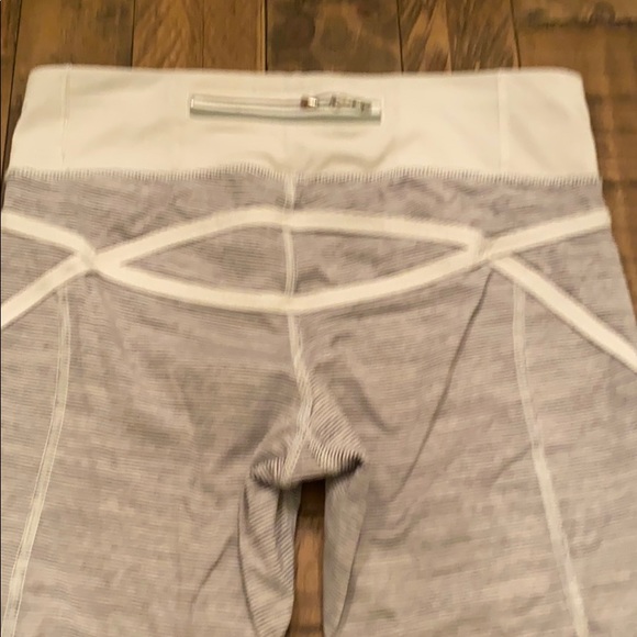 Lululemon gray/white stripe Capri size 4 - Picture 11 of 16